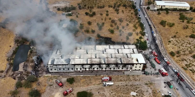 Elazığ’da yalıtım malzemelerinin olduğu depoda yangın
