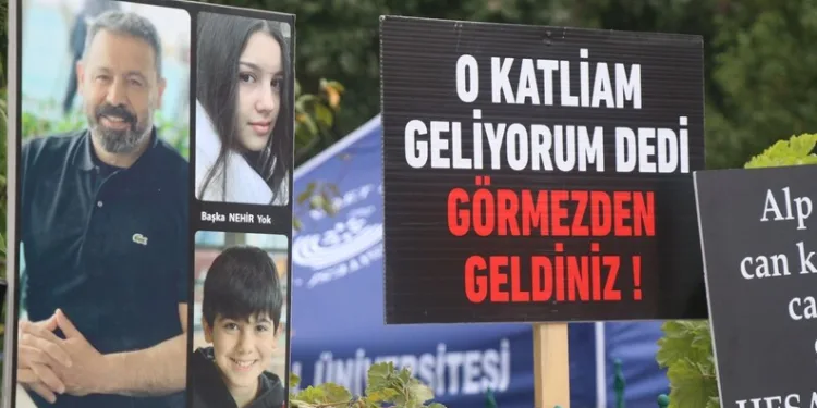 Şaphane’de çıkan yangından 2 ev tamamen yandı, 1 evde hasar oluştu
