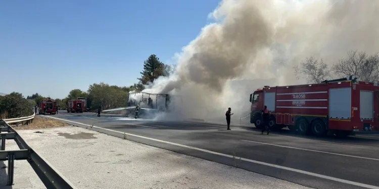 Seyir halindeki araç alev aldı, sürücü kendini dışarı atarak kurtuldu