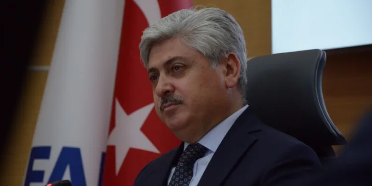Seyir halindeki araç alev aldı, sürücü kendini dışarı atarak kurtuldu