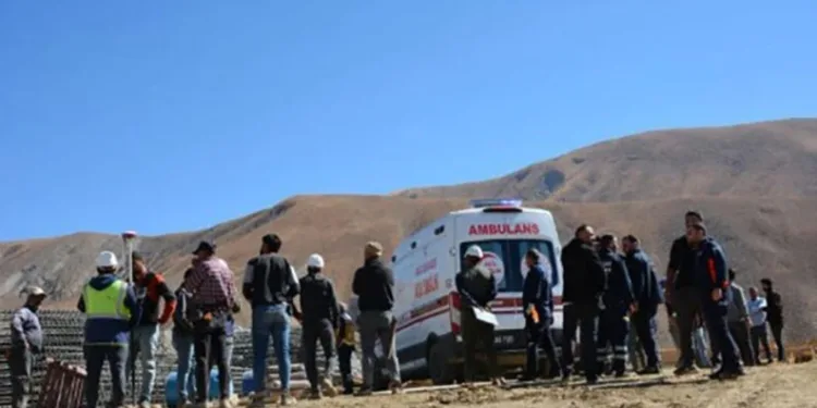 Seyir halindeki araç alev aldı, sürücü kendini dışarı atarak kurtuldu