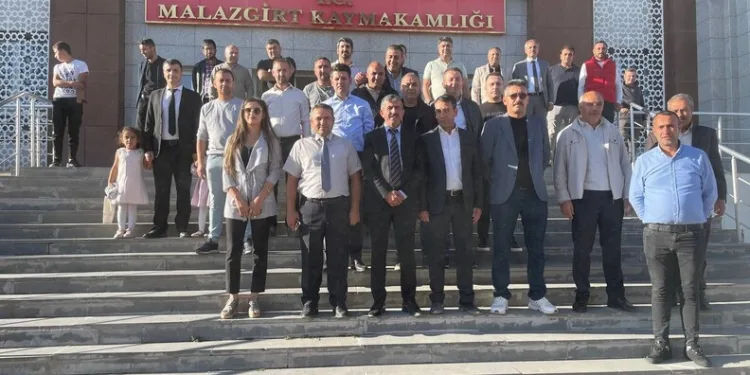 Seyir halindeki araç alev aldı, sürücü kendini dışarı atarak kurtuldu