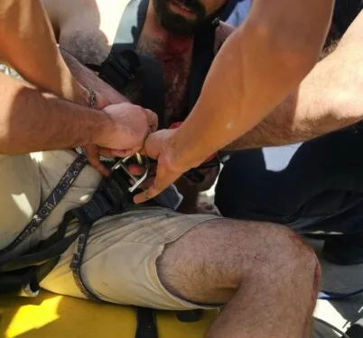 Seyir halindeki araç alev aldı, sürücü kendini dışarı atarak kurtuldu