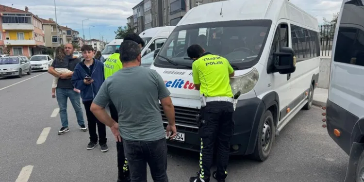 Seyir halindeki araç alev aldı, sürücü kendini dışarı atarak kurtuldu