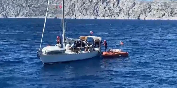 Seyir halindeki araç alev aldı, sürücü kendini dışarı atarak kurtuldu