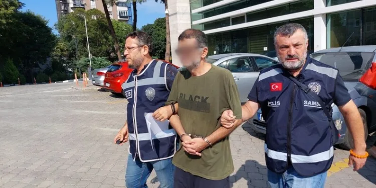 Seyir halindeki araç alev aldı, sürücü kendini dışarı atarak kurtuldu