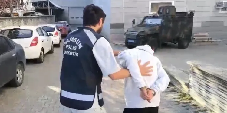 Seyir halindeki araç alev aldı, sürücü kendini dışarı atarak kurtuldu