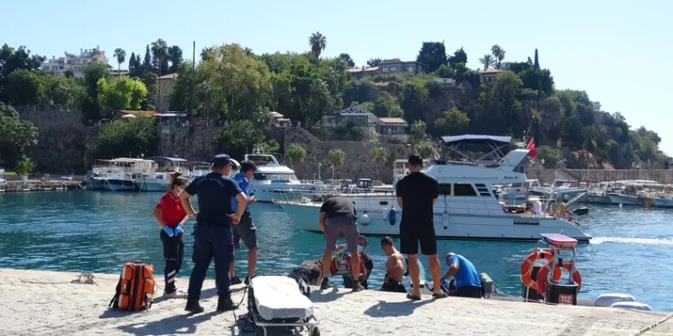Seyir halindeki araç alev aldı, sürücü kendini dışarı atarak kurtuldu