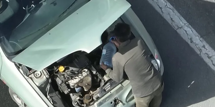 Aracı arızalanmış gibi davranan ehliyetsiz sürücü polisin dronlu takibi ile yakalandı