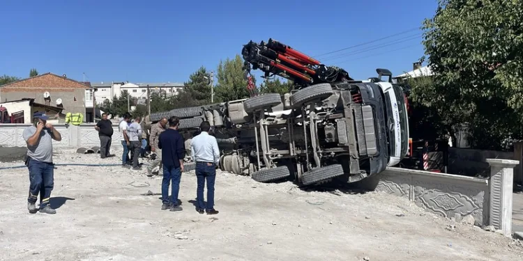 Aracı arızalanmış gibi davranan ehliyetsiz sürücü polisin dronlu takibi ile yakalandı
