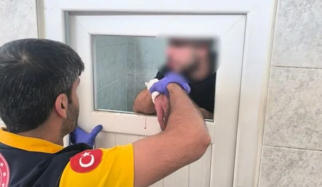 Madde krizine giren kişi caminin tuvalet camlarını parçaladı