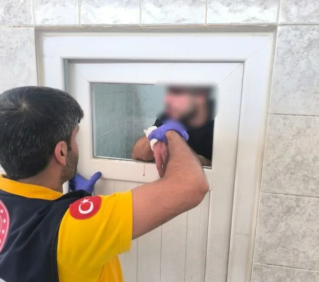 Madde krizine giren kişi caminin tuvalet camlarını parçaladı