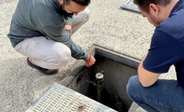 Madde krizine giren kişi caminin tuvalet camlarını parçaladı