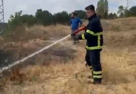 Madde krizine giren kişi caminin tuvalet camlarını parçaladı