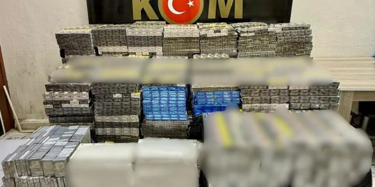 Madde krizine giren kişi caminin tuvalet camlarını parçaladı