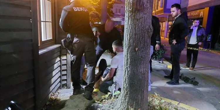 Madde krizine giren kişi caminin tuvalet camlarını parçaladı