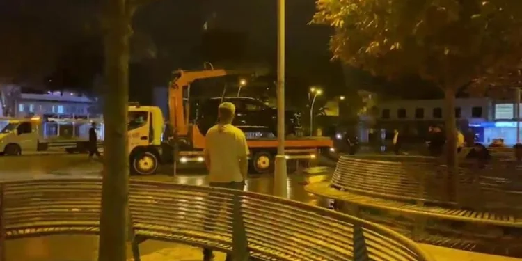 Madde krizine giren kişi caminin tuvalet camlarını parçaladı