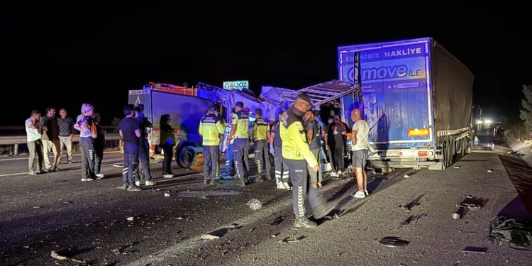 Madde krizine giren kişi caminin tuvalet camlarını parçaladı