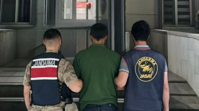 Madde krizine giren kişi caminin tuvalet camlarını parçaladı