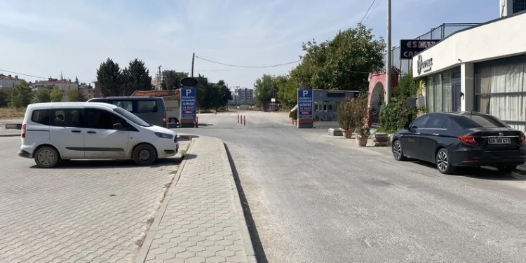 Madde krizine giren kişi caminin tuvalet camlarını parçaladı
