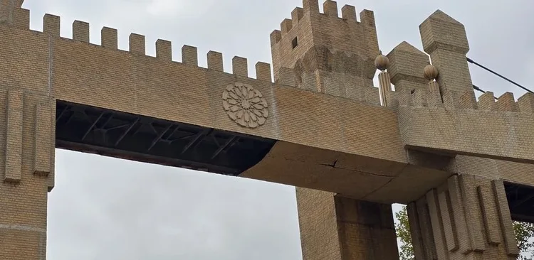 Madde krizine giren kişi caminin tuvalet camlarını parçaladı