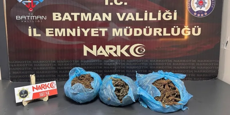 Madde krizine giren kişi caminin tuvalet camlarını parçaladı