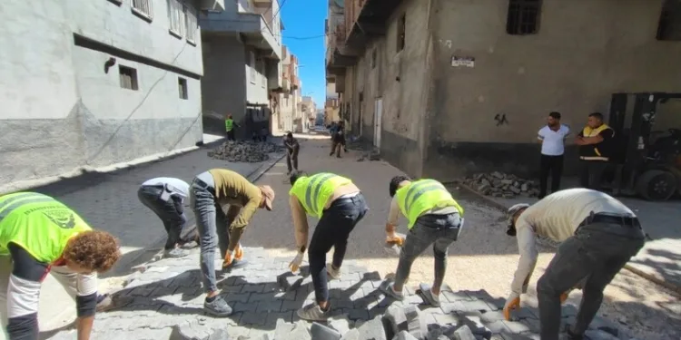 Madde krizine giren kişi caminin tuvalet camlarını parçaladı