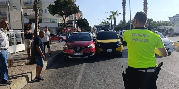 Madde krizine giren kişi caminin tuvalet camlarını parçaladı