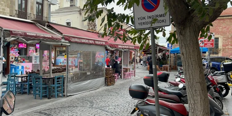 Madde krizine giren kişi caminin tuvalet camlarını parçaladı