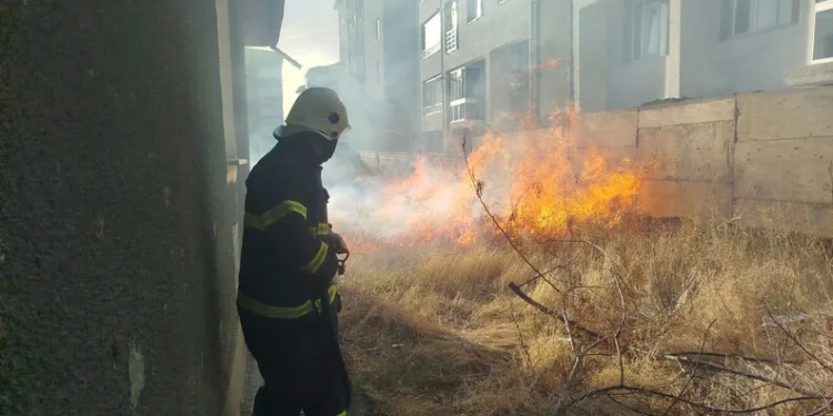 Madde krizine giren kişi caminin tuvalet camlarını parçaladı