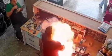 Telefon bataryası bomba gibi patladı