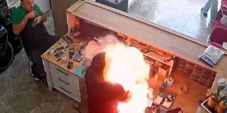 Telefon bataryası bomba gibi patladı
