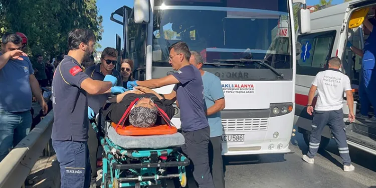 Tur otobüsüyle yolcu midibüsü çarpıştı: 15 yaralı