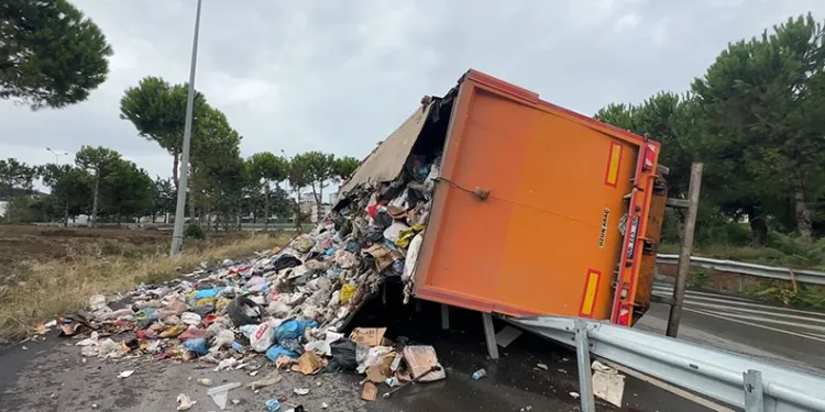 Samsun’da çöp yüklü tır devrildi, çöpler yola savruldu