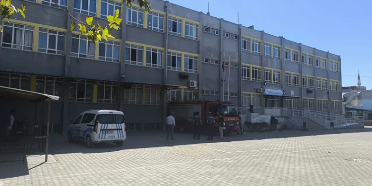 Turgutlu’da 3 çocuk okulda mahsur kaldı