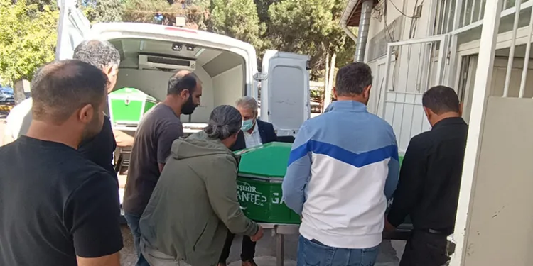 Park halindeki tıra çarpan otomobildeki 3 kardeşten 2’si öldü