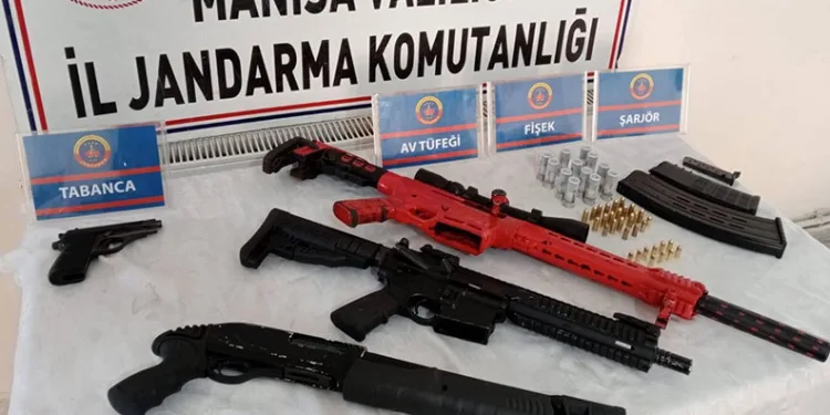 Manisa’da eğlence mekanlarından tabanca ve tüfek çıktı