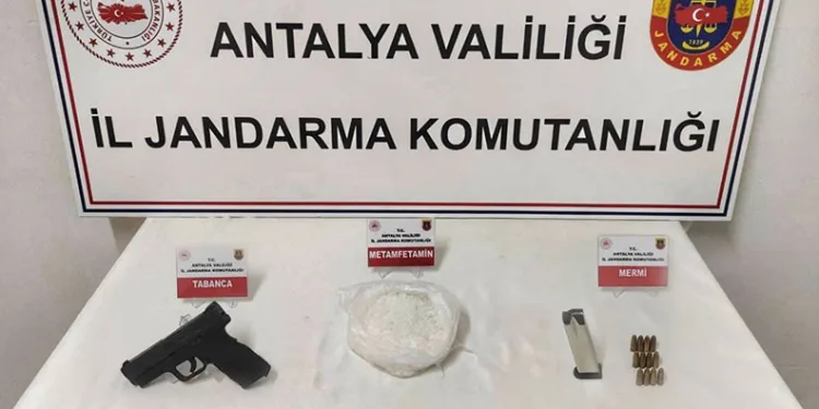 Antalya’da uyuşturucu ve kaçak silah operasyonu