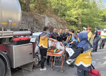 Kontrolden çıkan otomobil asit yüklü tankere çarptı: 5 yaralı