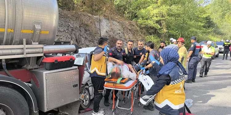 Kontrolden çıkan otomobil asit yüklü tankere çarptı: 5 yaralı
