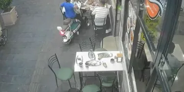 Elektrikli bisiklet yemek yiyenlerin arasına daldı