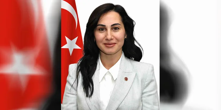 Özlem Gürzel CHP’den istifa etti