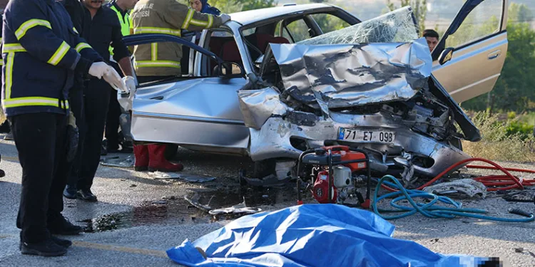Otomobiller kafa kafaya çarpıştı: 2 ölü
