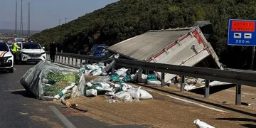 Antalya’da TIR devrildi: Sürücü hayatını kaybetti