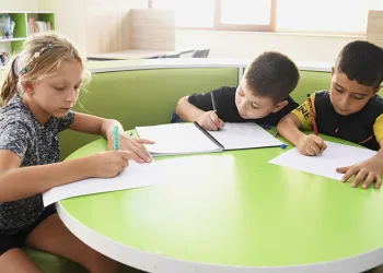 Çocuklar oyunlar oynayarak yazma alışkanlığı kazanıyor