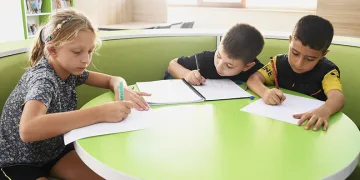 Çocuklar oyunlar oynayarak yazma alışkanlığı kazanıyor