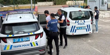 Restoranda yemek yiyen polisi darp ettiler: 3 tutuklama