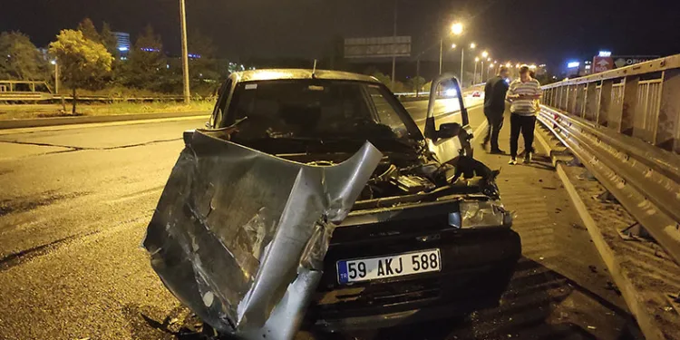 Tekirdağ’da lastiği patlayan otomobil bariyerlere çarptı