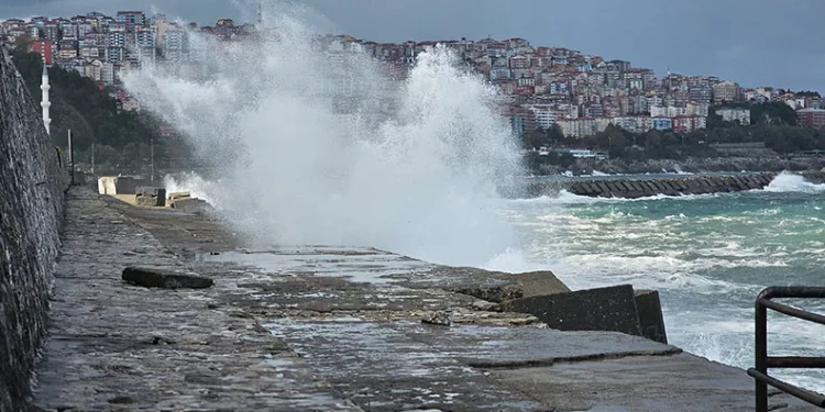 Zonguldak’ta dalgalar 7 metrelik liman duvarını aştı