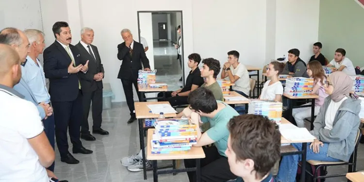 Üniversite hazırlık öğrencilerine eğitim desteği